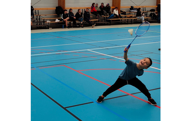 Le bad c'est chouette !
(mais il va falloir redescendre ce doigt Wallis !)